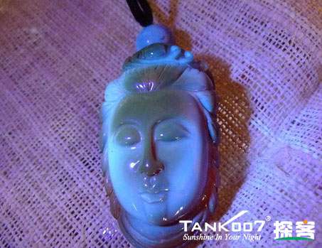 網(wǎng)上用紫光手電鑒定琥珀的帖子這么多，哪個是真假？